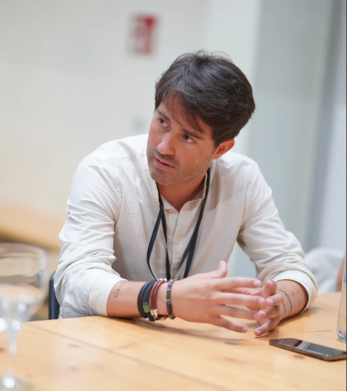 Juan Luque, cofundador y CEO de Nexttia, hablando sentado a una mesa de trabajo